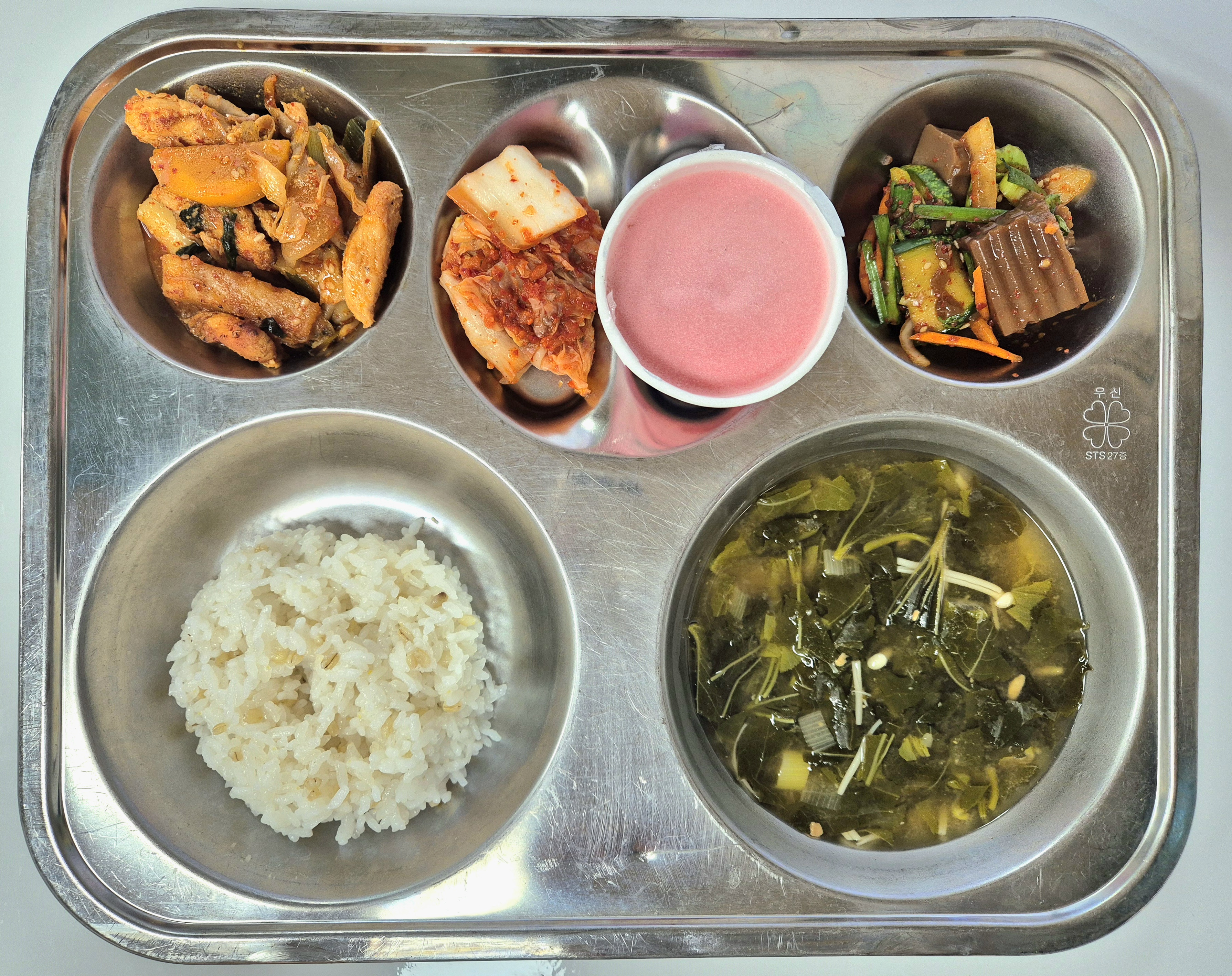 찰보리밥
아욱된장국(5.6.9)
닭갈비(5.6.13.15)
도토리묵채소무침(5.6.13)
배추김치(9)
★딸기젤라또(1.2.5)